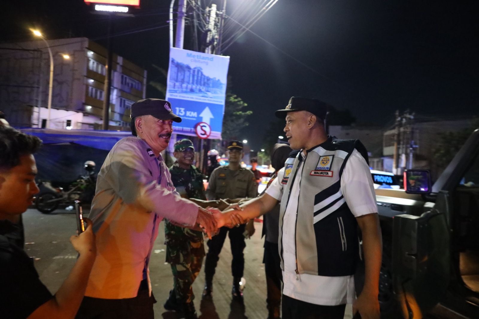 Wali Kota Bekasi Tri Adhianto memantau arus Mudik pada malam takbiran Lebaran 2025