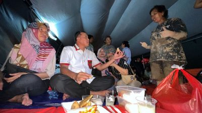 Momen Wali Kota Bekasi Buka Puasa Bersama Warga di Pengungsian