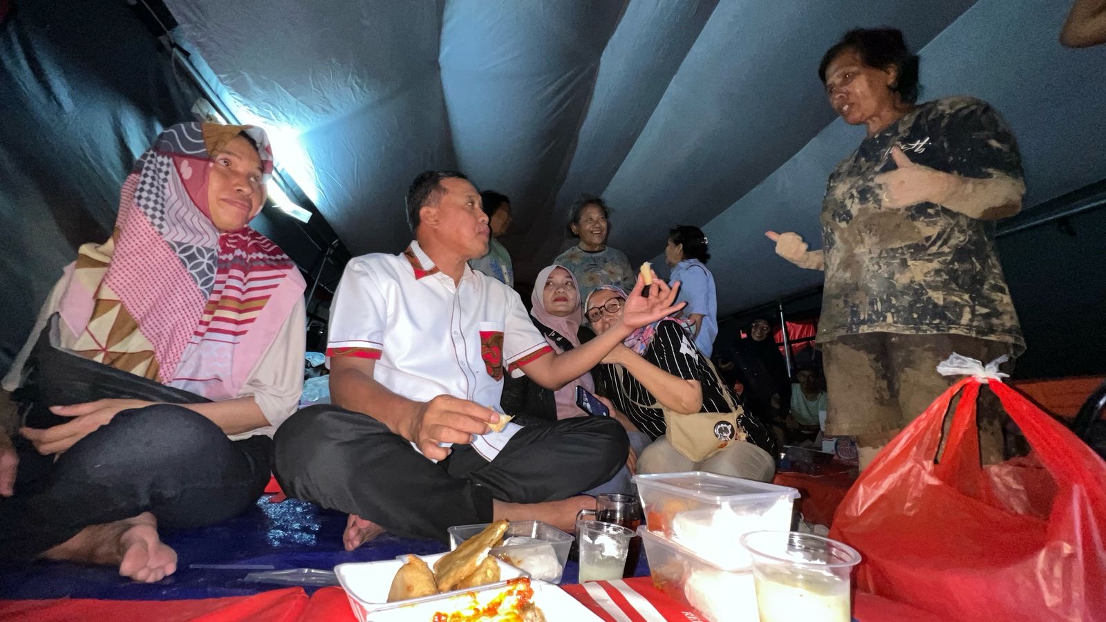Wali Kota Bekasi Tri Adhianto saat berbuka puasa bersama dengan warga di pengungsian, Rabu (5/3/2025).