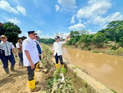 Dapat Bantuan untuk Korban Banjir, Wali Kota Bekasi Tri Bakal Salurkan Sesuai Kriteria