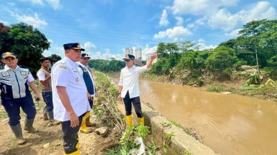 Wali Kota Bekasi Tri Adhianto mendampingi Wamendagri Bima Arya meninjau lokasi banjir, Rabu (5/3/2025).