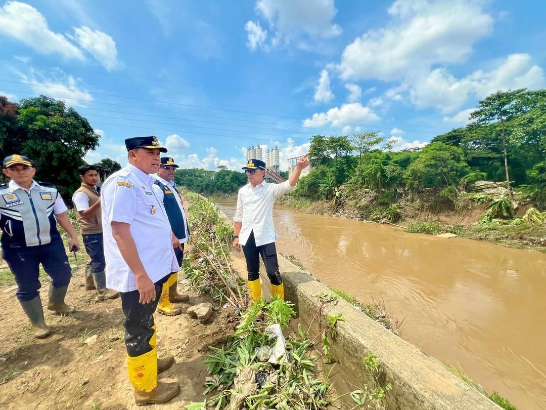 Wali Kota Bekasi Tri Adhianto mendampingi Wamendagri Bima Arya meninjau lokasi banjir, Rabu (5/3/2025).