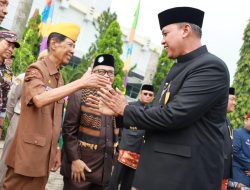 HUT ke-28 Kota Bekasi: Tri Adhianto dan Haris Bobiho Sumbangkan Gaji Pertama untuk Warga Terdampak Banjir