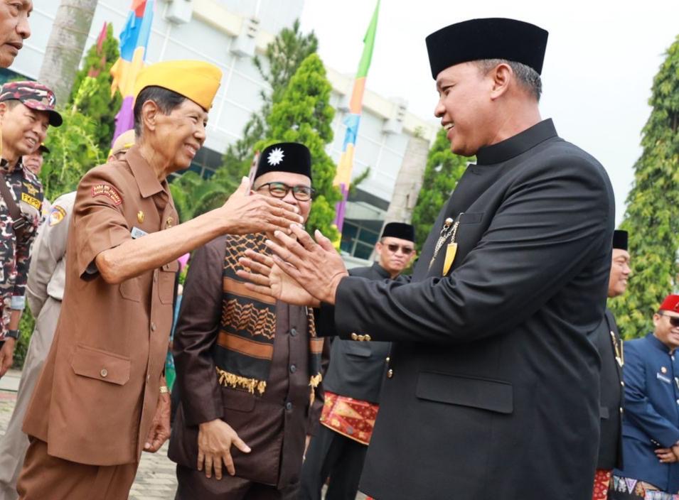 Wali Kota Beksi Tri Adhianto menyalami veteran di momen perayaan Hari Ulang Tahun ke-28 Kota Bekasi, Senin (10/3/2025).