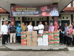 Diskominfosantik Kabupaten Bekasi Salurkan Bantuan ke Masyarakat Terdampak Banjir di Cibarusah