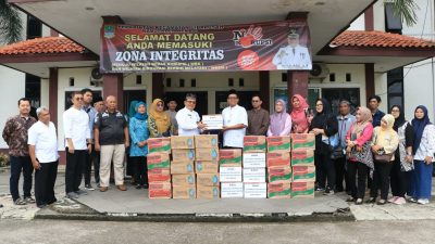 Diskominfosantik Kabupaten Bekasi Salurkan Bantuan ke Masyarakat Terdampak Banjir di Cibarusah