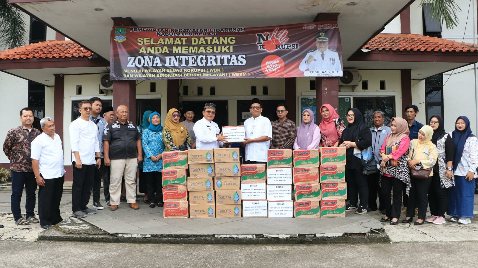 Dinas Komunikasi, Informatika, Statistik, dan Persandian (Diskominfosantik) Kabupaten Bekasi turut mendukung pelaksanaan aksi tanggap darurat bencana banjir sebagaimana yang telah ditetapkan oleh Pemerintah Kabupaten Bekasi, dengan bertindak sebagai Liaison Officer (LO) menyalurkan bantuan untuk masyarakat uang terdampak banjir di Kecamatan Cibarusah, pada Jumát (07/03/2025).