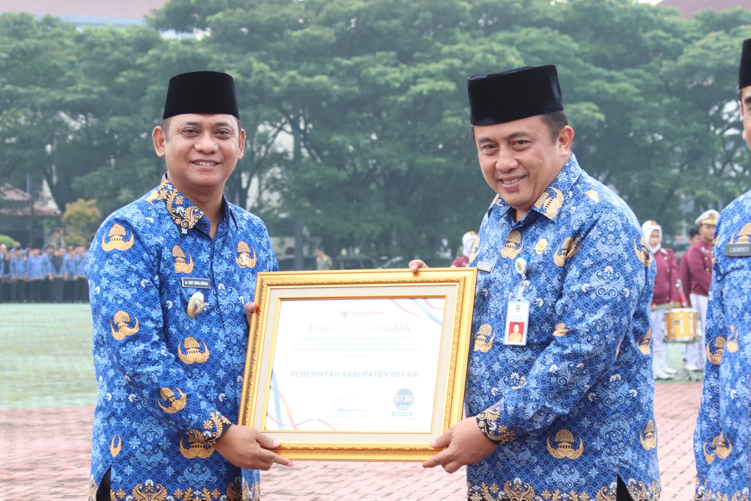 Pemerintah Kabupaten Bekasi meraih penghargaan dari Ombudsman Republik Indonesia dalam penilaian kepatuhan penyelenggaraan pelayanan publik tahun 2024. Penghargaan tersebut secara simbolis diserahkan oleh Wakil Bupati Bekasi, Asep Surya Atmaja, kepada Sekretaris Daerah, Dedy Supriyadi, dalam Upacara Korpri di Plaza Pemkab Cikarang Pusat, Senin (17/3/2025).