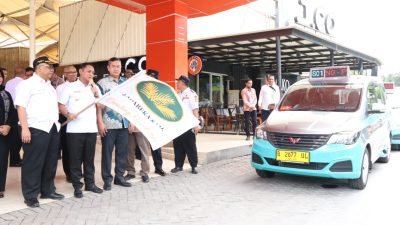 Wakil Bupati Bekasi, Asep Surya Atmaja meresmikan angkot ber-AC Transportasi Swatantra S01 Jababeka jurusan Jababeka - Stasiun Cikarang