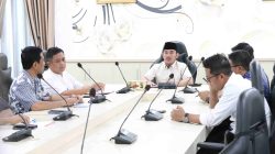 Bupati Bekasi Ade Kuswara Kunang didampingi Kepala DSDABMBK, Kepala Disperkimtan, mengikuti kegiatan Rapat Pembahasan Pelebaran Exit Tol Deltamas . Berlangsung di Ruang Rapat Bupati Bekasi, Cikarang Pusat, Jum'at (21/03/2025). Foto: Jaja Jaelani/Newsroom