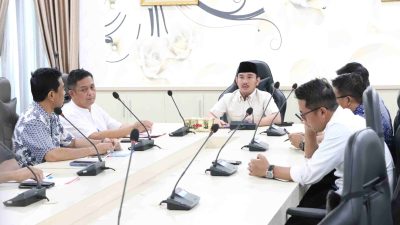 Bupati Bekasi Ade Kuswara Kunang didampingi Kepala DSDABMBK, Kepala Disperkimtan, mengikuti kegiatan Rapat Pembahasan Pelebaran Exit Tol Deltamas . Berlangsung di Ruang Rapat Bupati Bekasi, Cikarang Pusat, Jum'at (21/03/2025). Foto: Jaja Jaelani/Newsroom