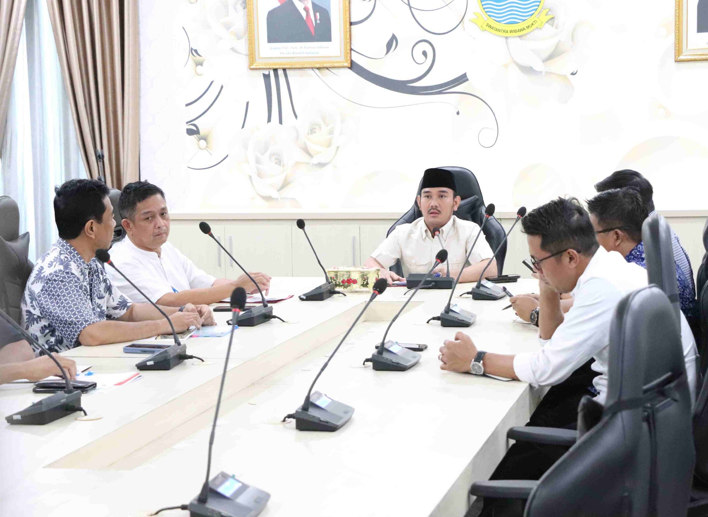 Bupati Bekasi Ade Kuswara Kunang didampingi Kepala DSDABMBK, Kepala Disperkimtan, mengikuti kegiatan Rapat Pembahasan Pelebaran Exit Tol Deltamas . Berlangsung di Ruang Rapat Bupati Bekasi, Cikarang Pusat, Jum'at (21/03/2025). Foto: Jaja Jaelani/Newsroom