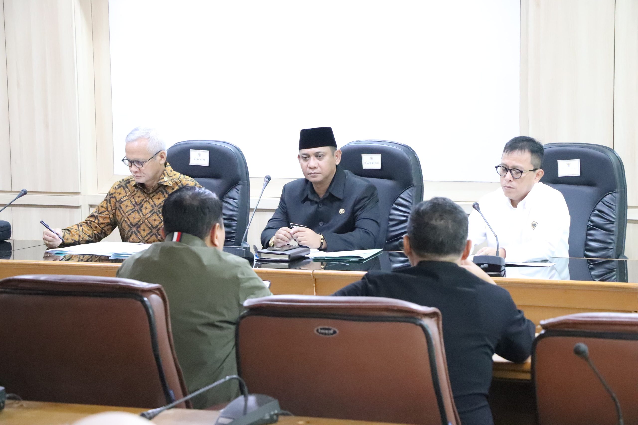 Wakil Bupati Bekasi Asep Surya Atmaja menerima kunjungan kerja Komisi II DPR RI di Ruang Rapat K.H Raden Ma’mun Nawawi Cikarang Pusat, Rabu (26/03/2025). Foto : Jaja Jaelani/Newsroom