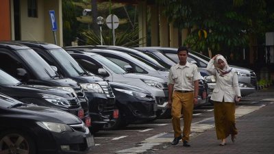 Kendaraan Dinas di Kompleks Pemerintah Kota Bekasi. Foto: Radar Bekasi