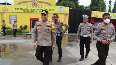 Kapolres Metro Bekasi, Kombes Pol Mustofa saat mengecek pos pelayanan mudik