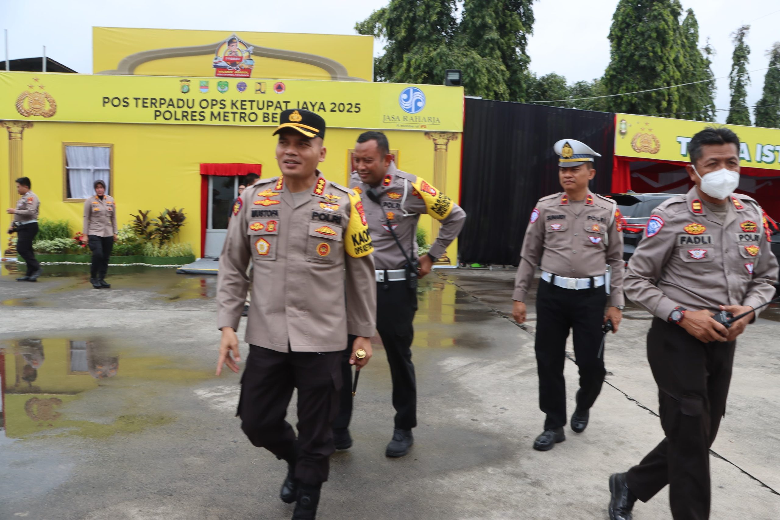 Kapolres Metro Bekasi, Kombes Pol Mustofa saat mengecek pos pelayanan mudik