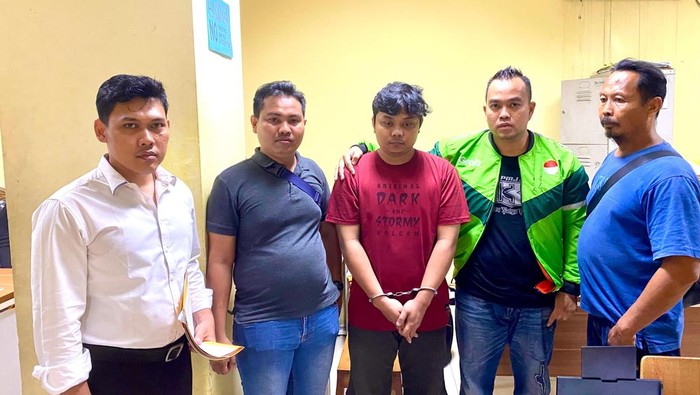 Pelaku pria berinisial K (27) berhasil ditangkap Polres Metro Bekasi usai membawa kabur sepeda motor milik teman kencan wanitanya. Foto: Ist