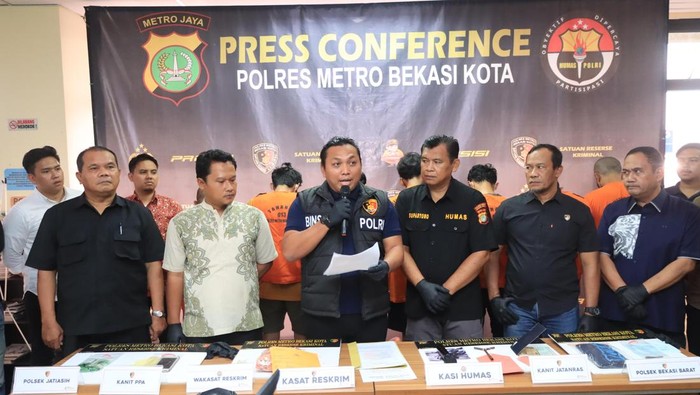 Polres Metro Bekasi Kota menggelar konferensi pers terkait penangkapan 6 curanmor, Jumat (14/3/2025). Foto: Ist