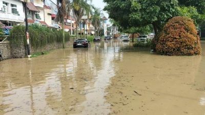 Banjir di kawasan lingkungan elit Kemang Pratama, Selasa (4/3/2025). Foto: Ist