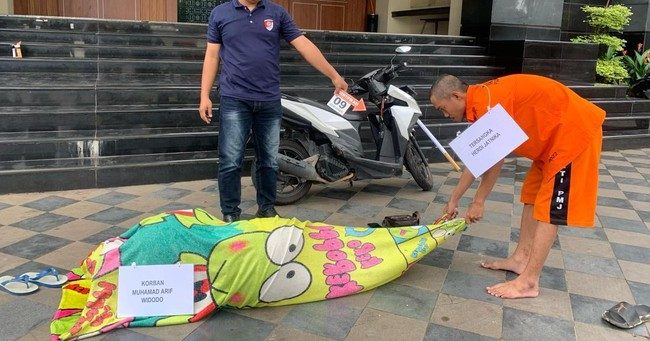 Reka ulang adegan pembunuhan driver ojol di Bekasi