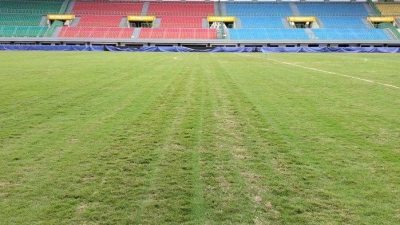 Kondii rumput Stadion Patriot Candrabhaga Kota Bekasi masih ada kebotakan pasca renovasi dan diresmikan Presiden Prabowo bersama 16 stadion lainnya.