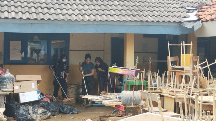 Kondisi SMAN 21 Bekasi pascabanjir, Kamis (6/3/2025). Foto: detikcom