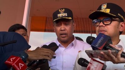 Wali Kota Bekasi Tri Adhianto mendampingi Wakil Mendagri Bima Arya di kantor BNPB Jatiasih, Kota Bekasi, Rabu (5/3/2025).