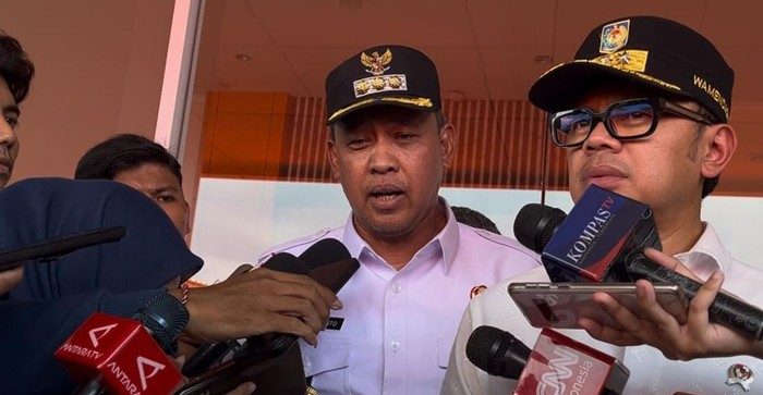 Wali Kota Bekasi Tri Adhianto mendampingi Wakil Mendagri Bima Arya di kantor BNPB Jatiasih, Kota Bekasi, Rabu (5/3/2025).
