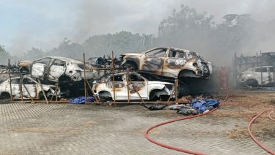 Ratusan body kit mobil listrik Chery Omoda dalam bentuk Knocked-Down Kit (KD Kit atau CKD Kit) terbakar, Minggu (23/3/2025)