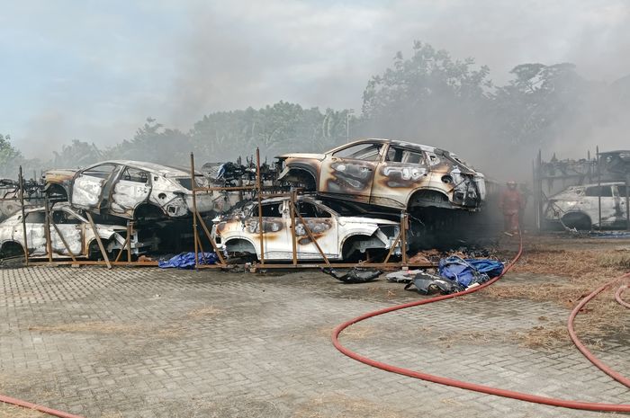 Ratusan body kit mobil listrik Chery Omoda dalam bentuk Knocked-Down Kit (KD Kit atau CKD Kit) terbakar, Minggu (23/3/2025)