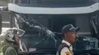 Tangakapan layar saat bus diamankan warga.