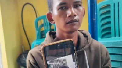 Subhyantoro, adik dari almarhum Ikhwan, menunjukan kenangan foto almarhum, Kamis (17/4/2025).