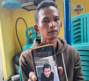 Subhyantoro, adik dari almarhum Ikhwan, menunjukan kenangan foto almarhum, Kamis (17/4/2025).