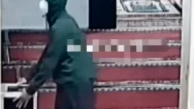 Aksi pencurian uang kotak amal di Musala Darul Amal, Kampung Penggilingan Tengah, Kelurahan Kebalen, Kecamatan Babelan, Kabupaten Bekasi.