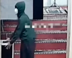 Aksi pencurian uang kotak amal di Musala Darul Amal, Kampung Penggilingan Tengah, Kelurahan Kebalen, Kecamatan Babelan, Kabupaten Bekasi.