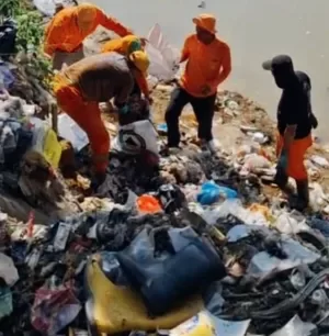 Pengangkutan Sampah di bantaran Kali Bekasi oleh UPTD 1 Dinas LH, Kamis (24/4/2025).