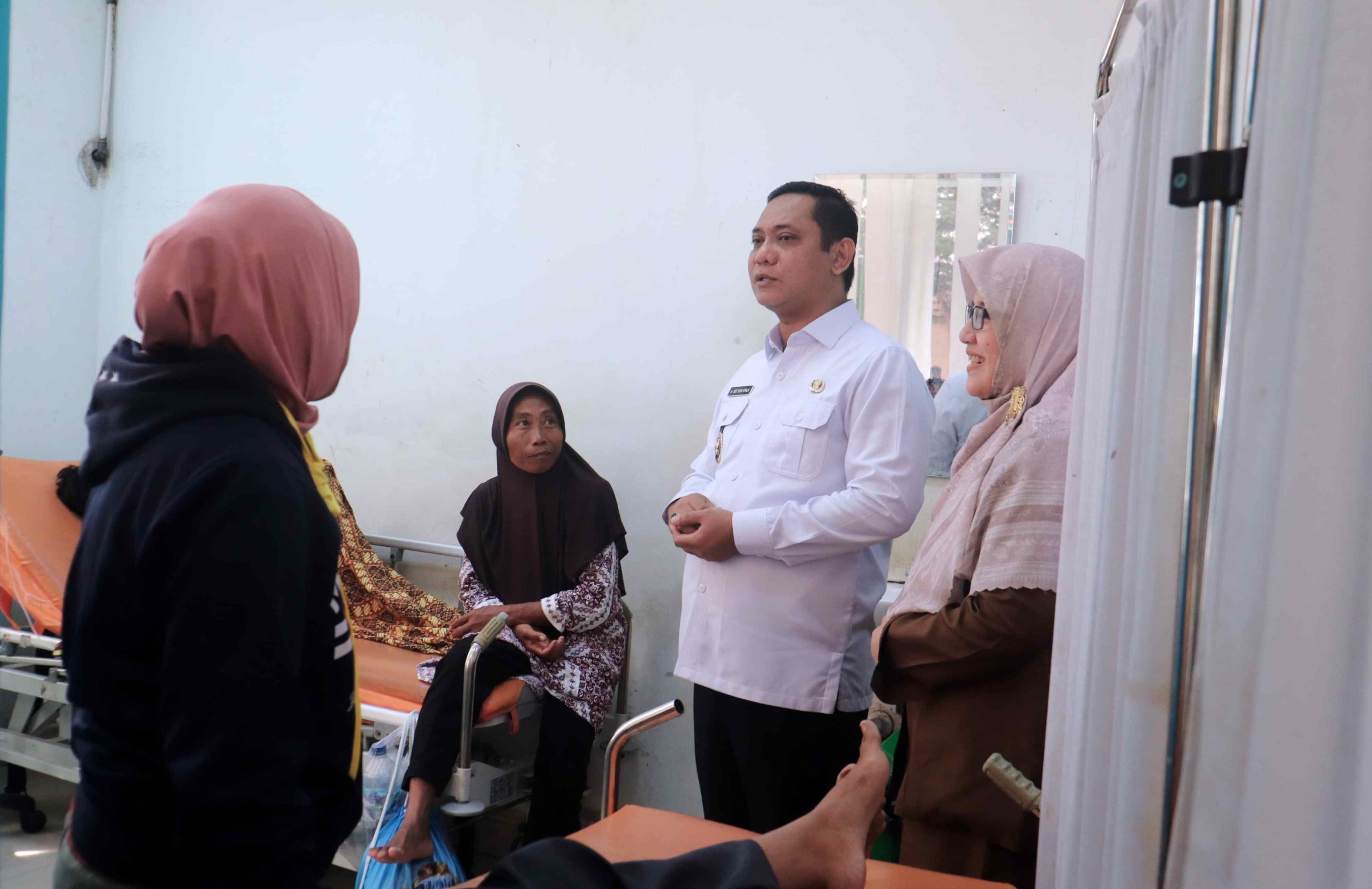 Wakil Bupati Bekasi, Asep Surya Atmaja, saat melakukan kunjungan kerja ke RSUD Cabangbungin pada Selasa (22/4/2024).