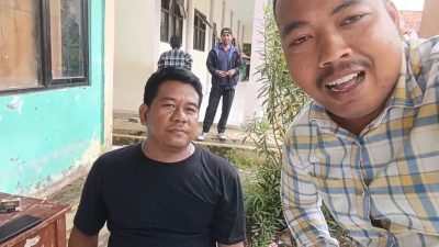 Tangkapan layar video pria berkaos hitam hentikan proyek pembangunan pagar di Bekasi.