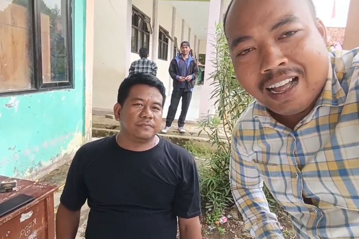Tangkapan layar video pria berkaos hitam hentikan proyek pembangunan pagar di Bekasi.