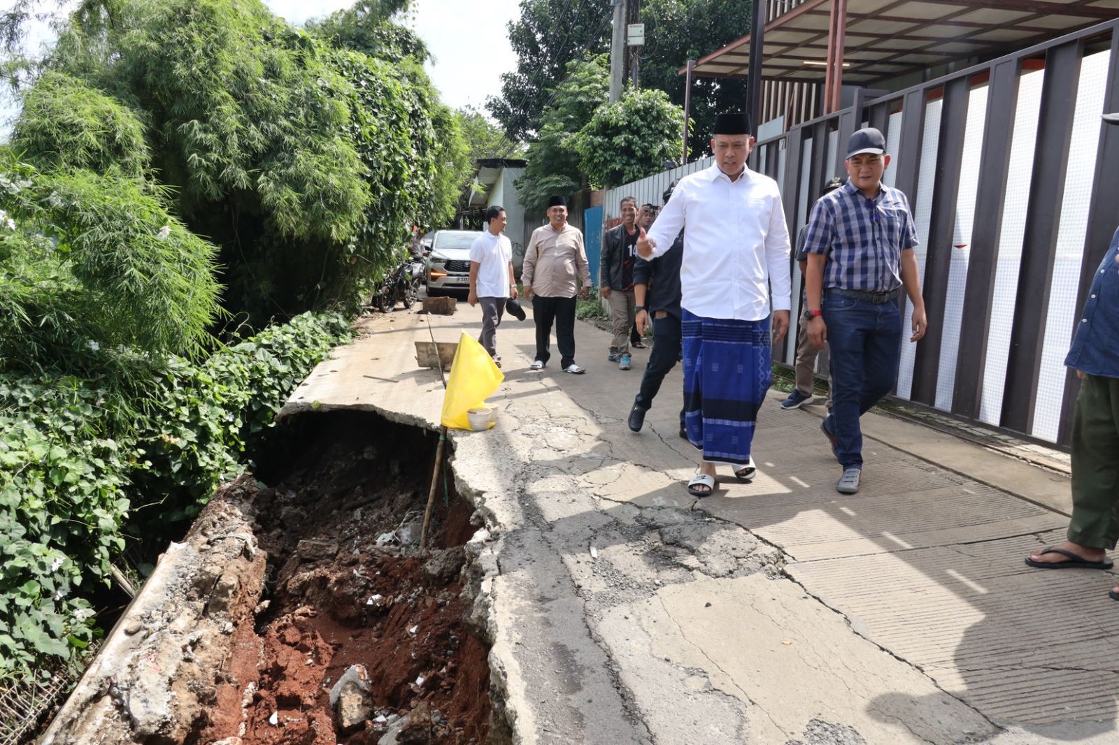 Wali Kota Bekasi Tri Adhianto meninjau longsor di Jalan Sa’ar Kavling Jatiluhur, Kecamatan Jatiasih, Senin (7/4/2025). Foto: Ist
