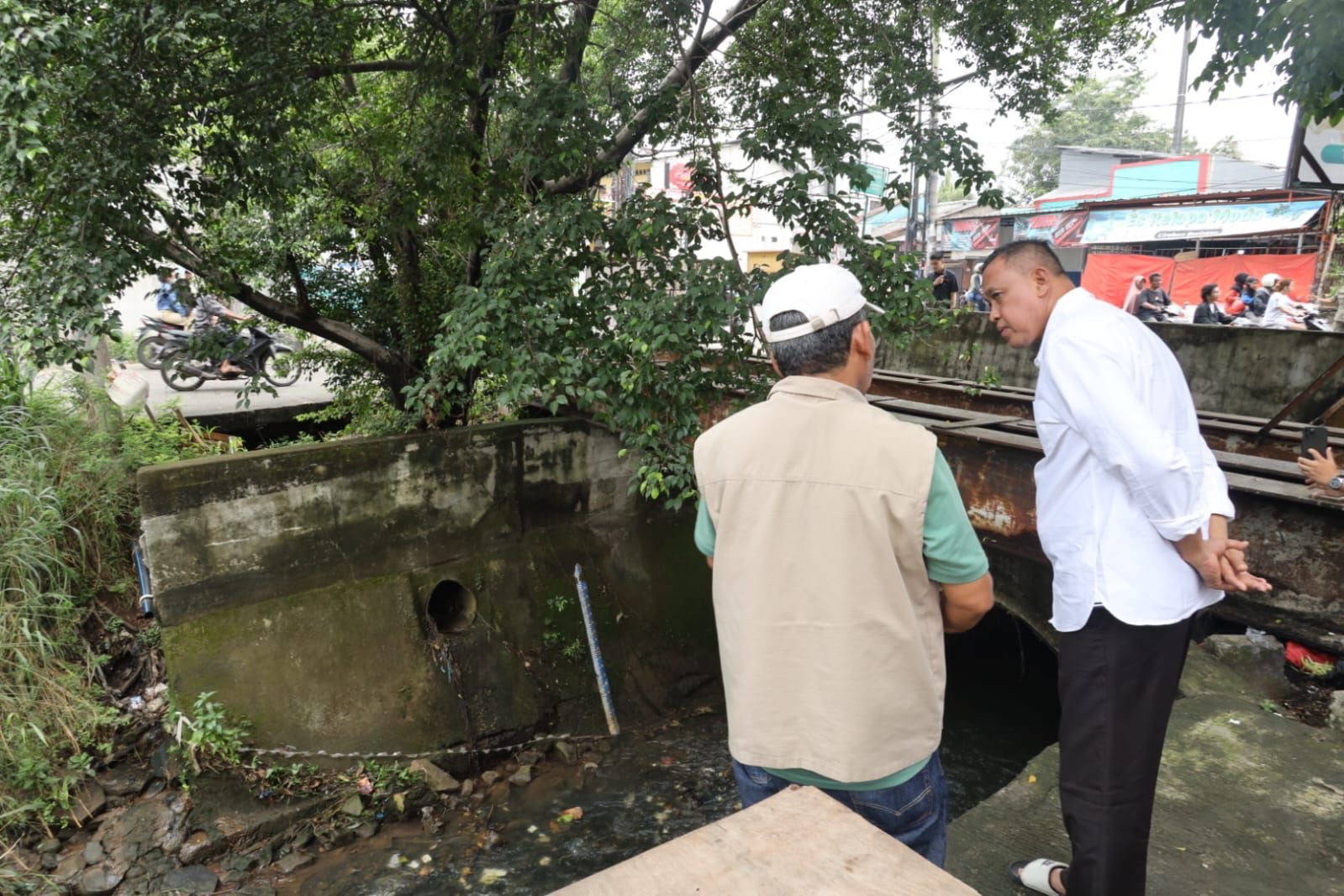 Wali Kota Bekasi Tri Adhianti saat meninjau Jembatan 0 Rawalumbu yang amblas
