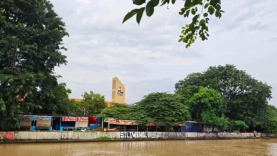 Bangli di lahan pengairan Kalimalang samping Unsima