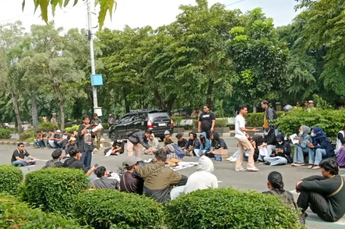 Aksi unjuk rasa AMS di depan Gedung DPRD Kota Bekasi, Rabu (16/4/2025). Foto: Ist