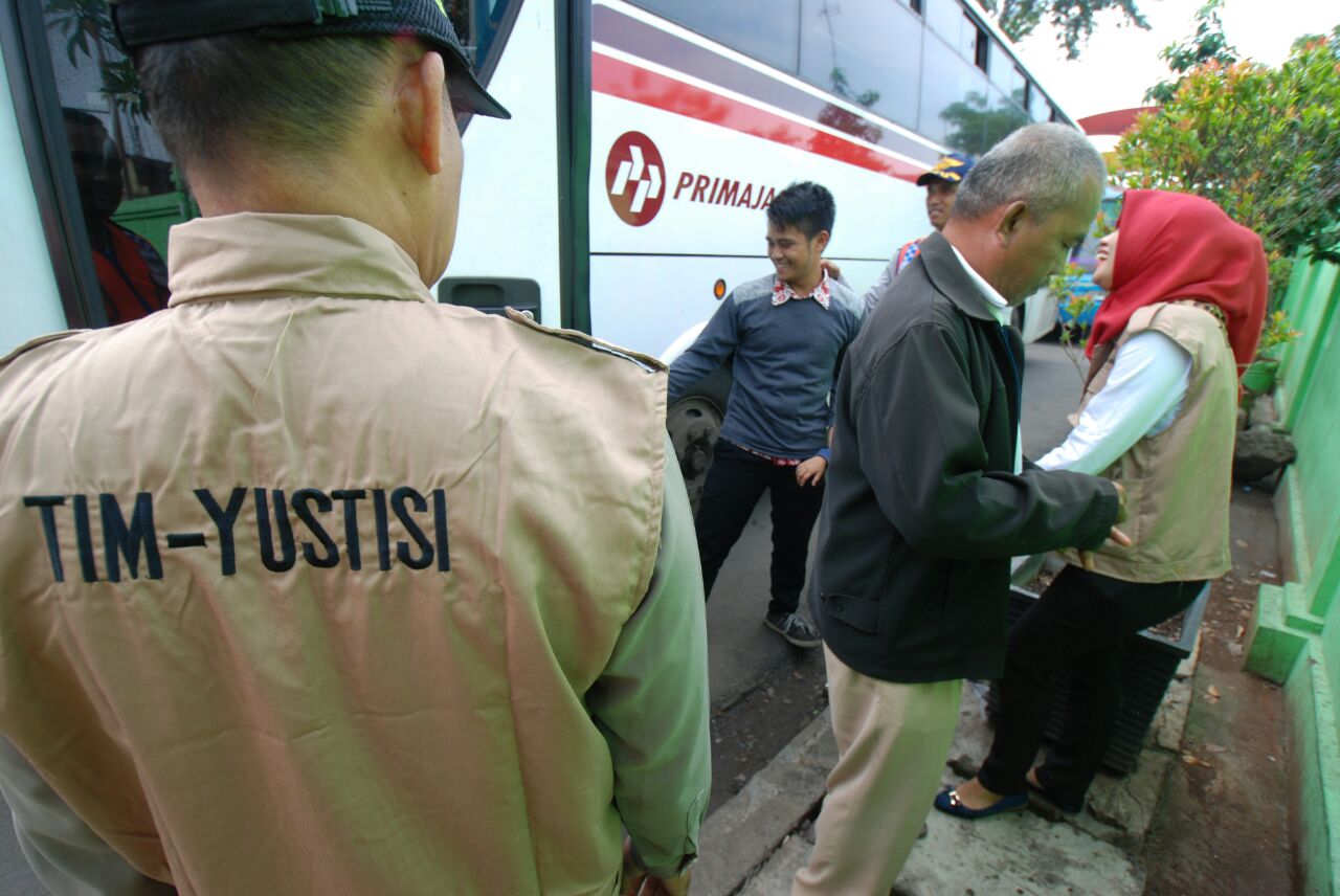 Tim Yustisi Kota Bekasi mendata pendatang pasca Lebaran. Foto: Gobekasi.id