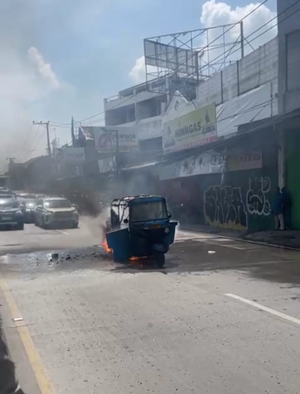 Sebuah unit bajaj milik Pemudik terbakar saat melintasi Jalan Raya RE. Martadinata, depan Pos Pengamanan Mudik Kalijaya, Cikarang, Kabupaten Bekasi, pada Minggu (6/4/2025) siang.