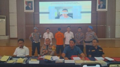 Kapolres Metro Bekasi Kombes Mustofa saat menggelar konferensi pers kasus pemerkosaan yang dilakukan oleh EH kepada dua putri kandungnya. Foto: Benny/Gobekasi.id