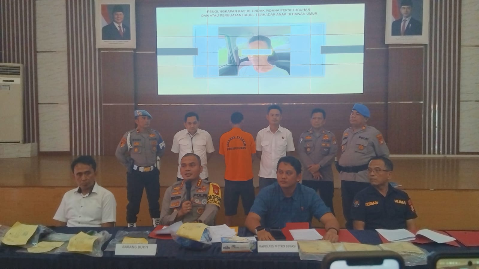 Kapolres Metro Bekasi Kombes Mustofa saat menggelar konferensi pers kasus pemerkosaan yang dilakukan oleh EH kepada dua putri kandungnya. Foto: Benny/Gobekasi.id