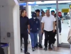 Tiba di Bandara dari Pontianak, Terduga Penganiaya Satpam RS Mitra Bekasi Dijemput Polisi