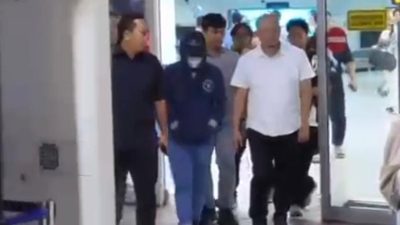 AFET, terduga penganiaya Satpam RS Mitra Bekasi Barat dijemput Satreskrim Polres Metro Bekasi di Bandara.