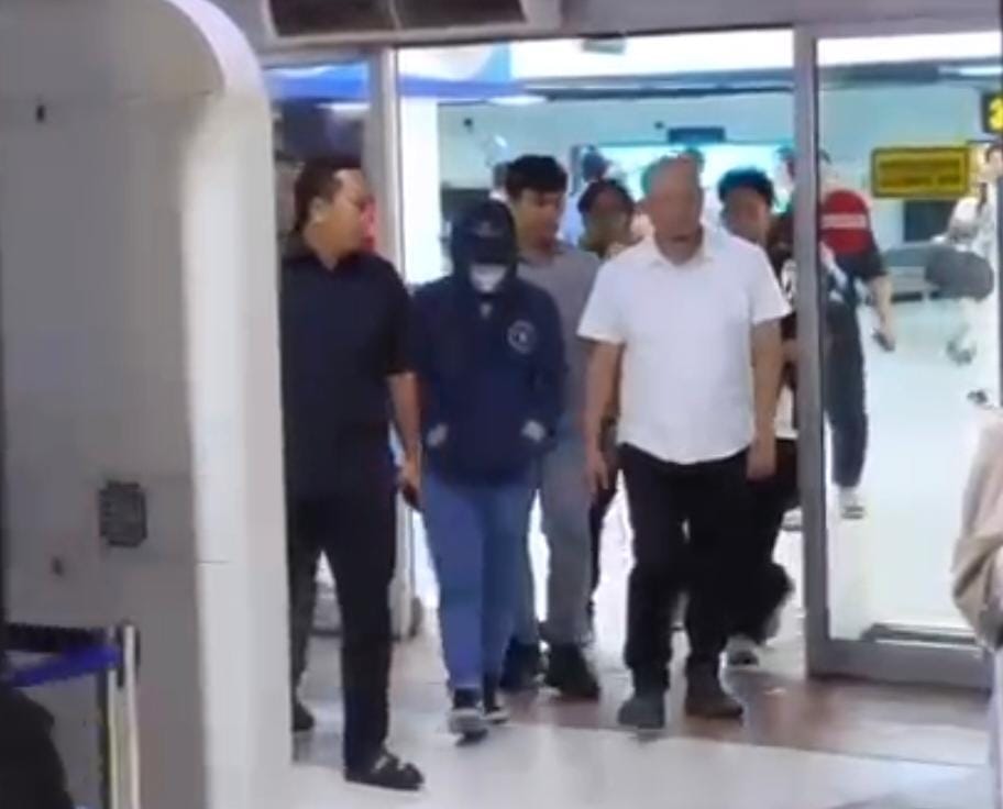 AFET, terduga penganiaya Satpam RS Mitra Bekasi Barat dijemput Satreskrim Polres Metro Bekasi di Bandara.